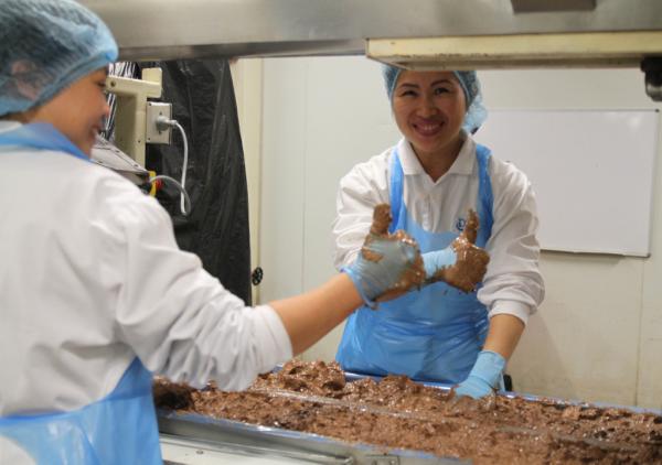 #Monday again.. and the DL factory gives thumbs up to Australia for support! #rocklearoad