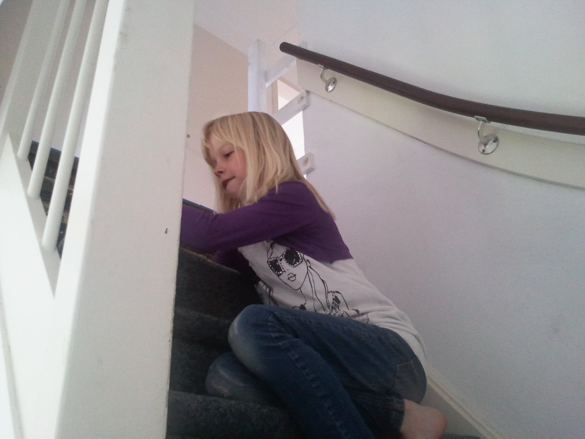 Klasina71's tweet photo. Mem-dochter dagje met Lianne vandaag: gezellig samen vloerbedekking van de trap trekken. http://t.co/4GTNRcH