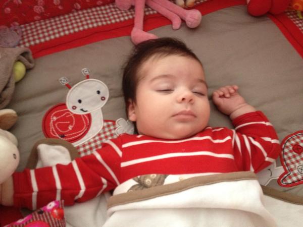 DavidCorleoneTw's tweet photo. Mon petit ange dort et je monte la garde fidèle aux 2 femmes de ma life RTI bless http://t.co/02458w5Z