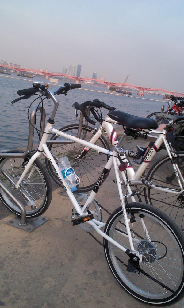 ringo8653's tweet photo. @kangfull74 (RT부탁)28일pm10시 마포대교 지나서 여의도한강공원 미니스톱에서 사진(뒤)친구icon자전거를 잃어버렸어요.돌아가신아버지 유품이래요ㅠ키크고모자쓴남자였는데...흔치않은거라 연락주세요ㅠ http://t.co/XsVawrL1