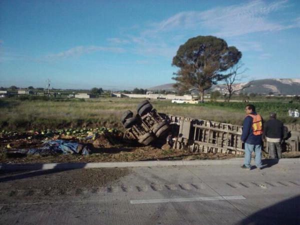 APREZAHECTOR's tweet photo. @JavierLopezDiaz volcadura. En pista tramo Tepeaca-Acatzingo http://t.co/oubNsAAd