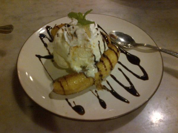 ncehthea's tweet photo. Ngileeer ;) RT @marifjunaedi: Banana Split tapi pisangnya di bakar ... maknyus ☺ @ncehthea @nabilanabila @KartikaDewi20 http://t.co/256099kr