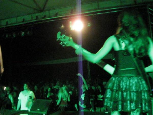 gaminni's tweet photo. E nesse feriadão é a vez da @MadGaminni gravar o baixo de Banquete! Let's rock, girls!! =] http://t.co/vD8yti0s