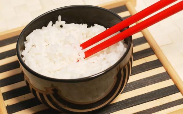 ChinaBusinessUS's tweet image. You must use chopsticks properly on the table, the food is "sacred" and be very aware of your manners. #ChinaTips