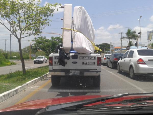 advisory28's tweet photo. @retenesmerida policia municipal yobain sirve de mudanza http://t.co/bbezHwW3