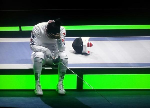 고개 숙이지마라
눈물 흘리지마라
그댄 빛나고 또 빛났다