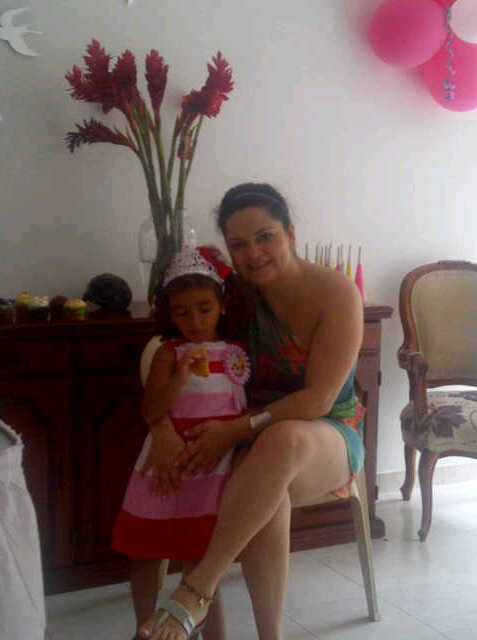 yacacape's tweet photo. Felicidades mi princesa mai... Te amamos... Tia yaja y ale http://t.co/27zGYz54