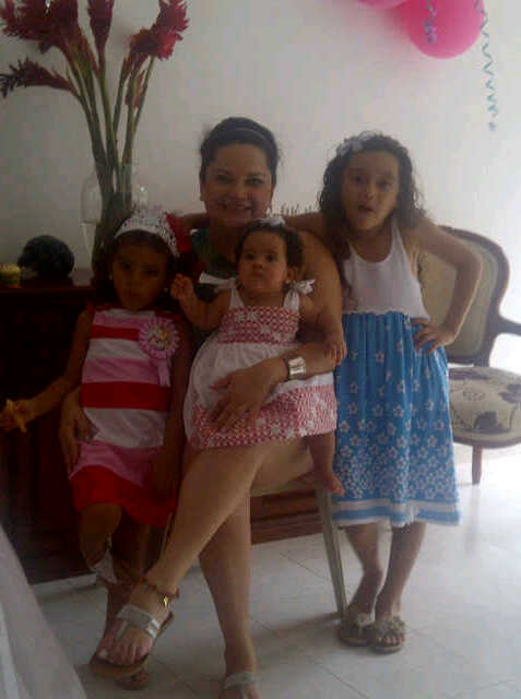 yacacape's tweet photo. Mis princesitas ale mai y victoria http://t.co/CYlwBm3x