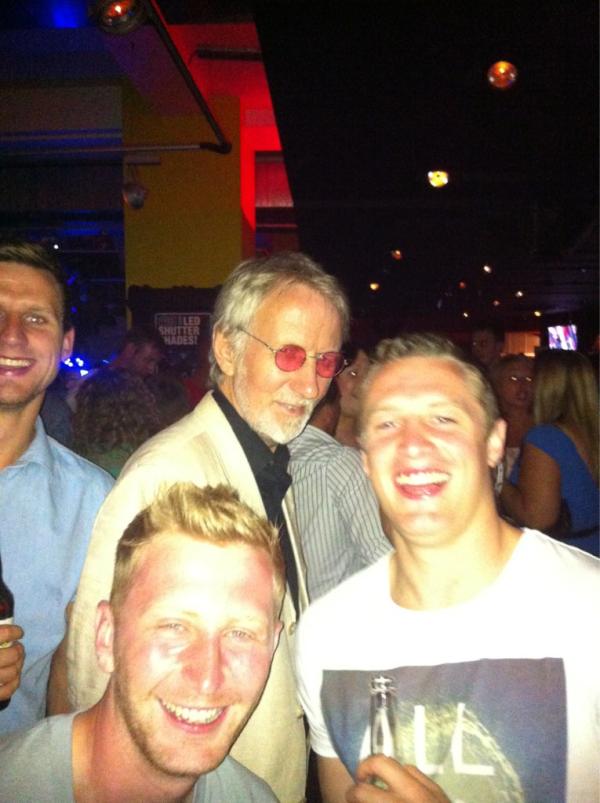 jacktheaker's tweet image. @Aledinho_88 @Oli_T_James @theakerboi we found the colonel from KFC. #qualityfind #lovemeetingcelebs