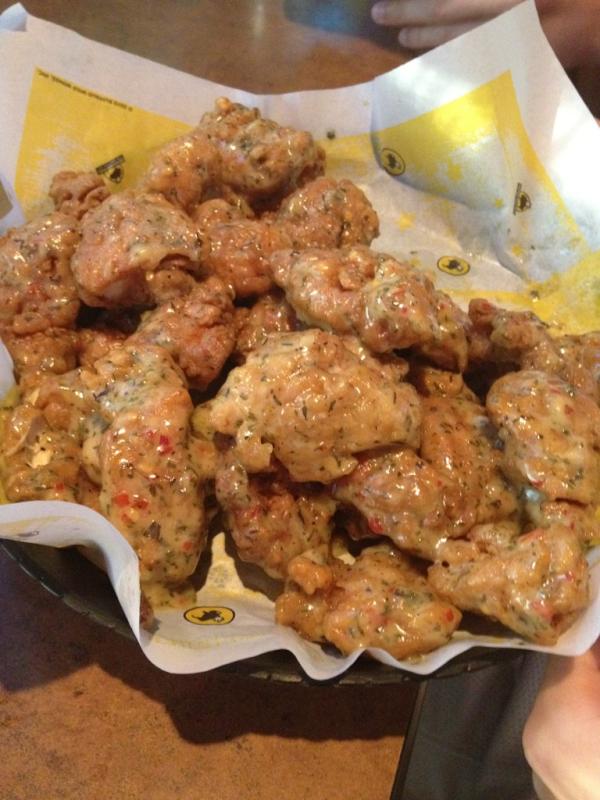 Madds_OrNah's tweet image. 40 boneless parmesan garlic! #chowingdown #BWW