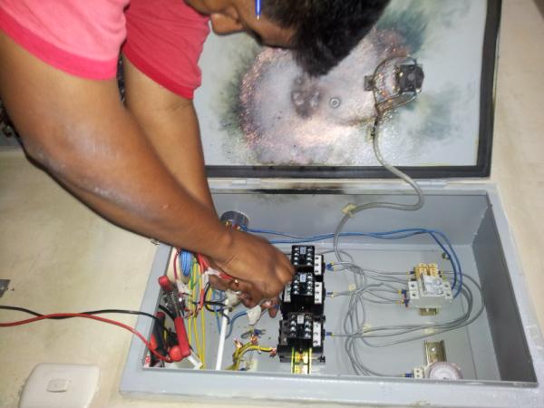 Papiros2011's tweet photo. A todos los vecinos de Papiros esta mañana hubo una sobre carga electrica que afecto tablero principal y 35 bombillos http://t.co/UeaVDf2D