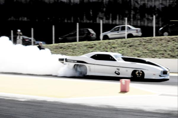 forcalivre's tweet photo. Camaros com mecânica americana devem percorrer 402metros em menos de 6s no Autódromo de Curitiba http://t.co/eEiVFzEj http://t.co/jA0PxuUD