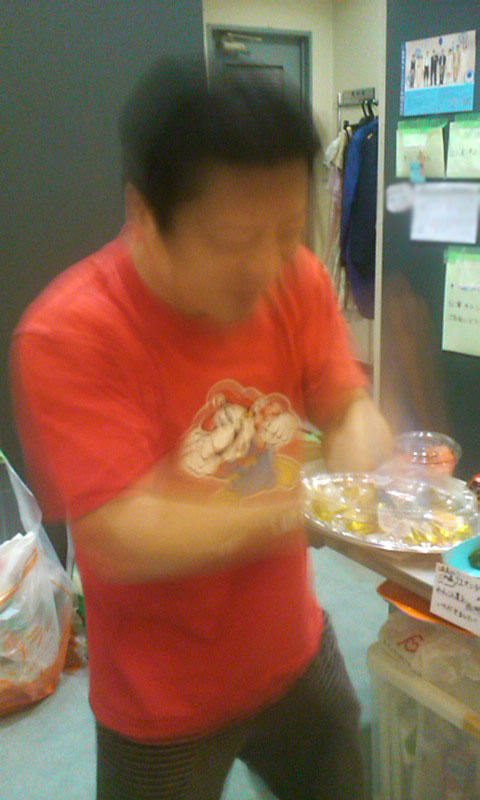 moplaysproduce's tweet photo. 三宅さん流チチヤスヨーグルトの食べ方→とにかく振る! 写真にうつらないほど高速で振る! キャストもびっくりのまろやかさでした。お試しください。あ〜、最近食べ物のツイートばかりですみません…。 #kama2 http://t.co/la8cjBoT