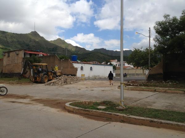 PasoReal3's tweet photo. La Alcaldía de San Diego ejecutó la demolición de la pared con el morro http://t.co/FYEula62