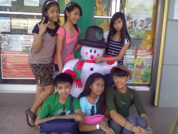 ridgeross's tweet image. With @ChristianAin and friends on #Pandayan. Too bad that isn't a real snowman.