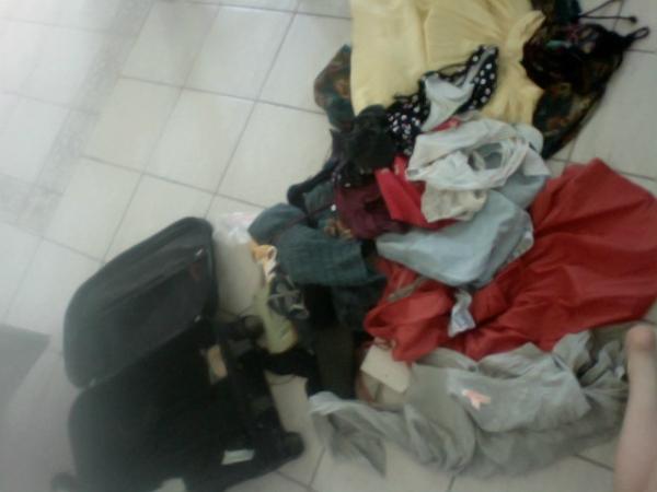 _HannahLily's tweet image. Operation get THAT into THAT... i've left an hour and twenty minutes, is that enough? #packingnightmare