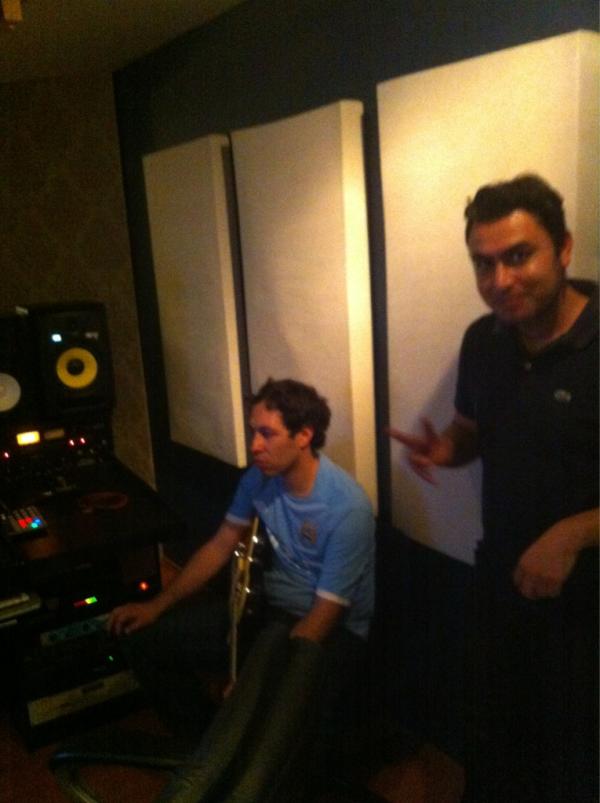 NaranjadaR's tweet photo. Estamos grabando guitarras con @theopensong http://t.co/lEzthLlw