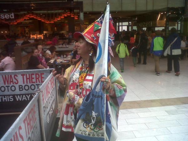 London2012Plus1's tweet photo. Latest update on the location of Olympics fan VIVIENNE RT @scottygb WESTFIELD STRATFORD CITY http://t.co/uJXvfO9G2Q