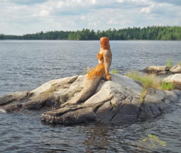 23HollyBerry's tweet photo. Ride on the lake and saw a mermaid ! http://t.co/ProYmHsN