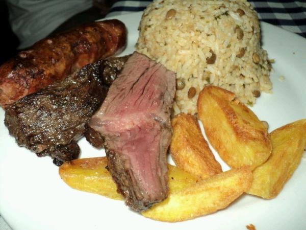 laespigarg's tweet photo. Bife termino medio con moro y fritas, muuuuy bueno !!! http://t.co/s6uMuYOy