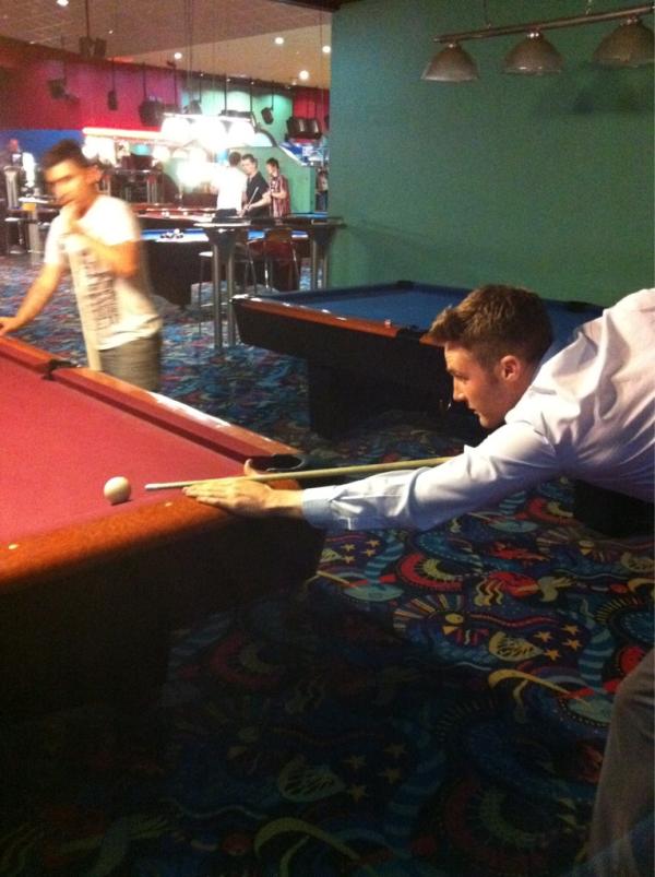 Sn00pH0gg's tweet photo. Showing @JamesMorgan63 how 2 play pool. http://t.co/IUFNIyoh