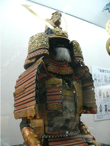 真田信之 Twitterren 真田宝物館２ 展示品の中でひと際きらびやかなものが8代藩主の老中真田幸貫公の甲冑です 幸貫公は寛政の改革を行った松平定信 8代将軍徳川吉宗の孫 の二男です 将軍家の甲冑のように金細工が施されているのは血筋が良かったからですね