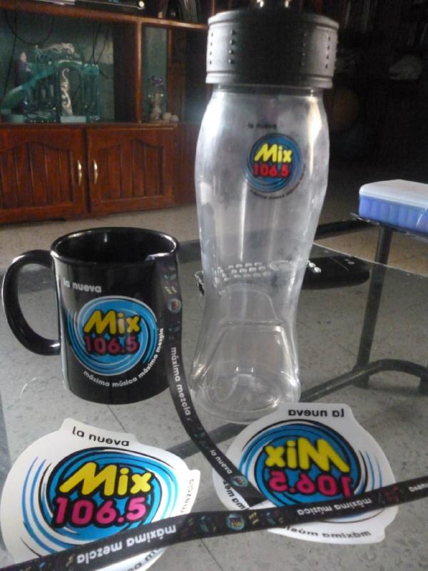 martinoriginal's tweet photo. "@brecmar: SI ALCANSE JEJEJE GRACIAS @MixMartinMovil POR MIS REGALITOS =D en #LaNuevaMix1065 con http://t.co/hUht6kHA".yea! Muy buena foto