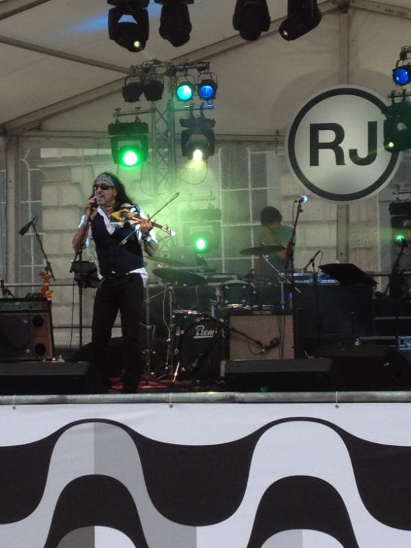 allyriomello's tweet photo. Obrigado galera pela força!
Hoje foi o meu primeiro show em Londres na " Casa Brasil ". http://t.co/VnRHXCGi
