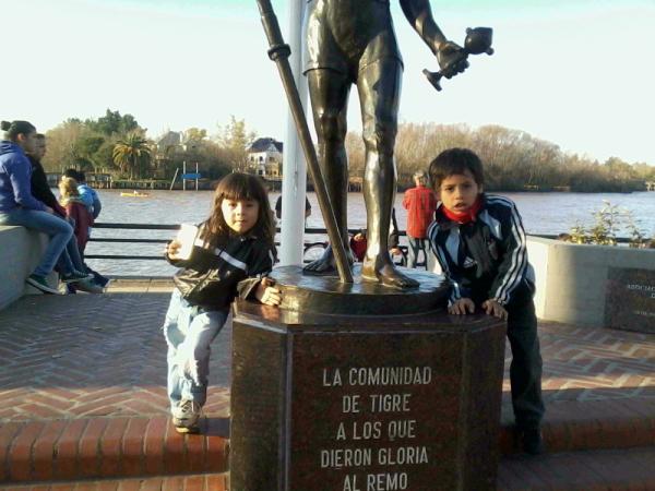 leonela_gimenez's tweet photo. Mis hijitos falta bau. Los amo mucho preciosos http://t.co/oQ4SayIY