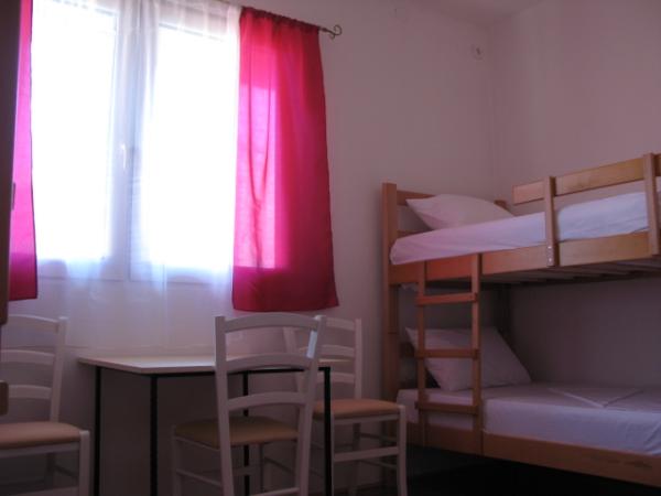HOSTELOLDTOWN's tweet photo. STUDENTSKI SMESTAJ 90 EVRA MESECNO
U TROKREVETNIM SOBAMA
U CENTRU BEOGRADA. ~ http://t.co/244U4XIq