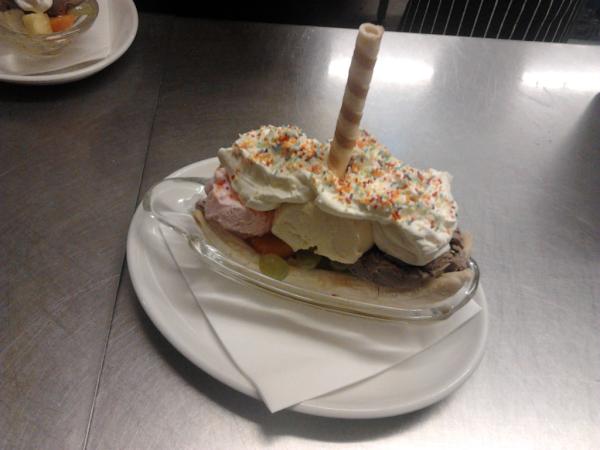 clairehyam's tweet photo. @RettendonBell what a beautiful banana split, by far the best i have ever had!!! http://t.co/16SLJ5da
