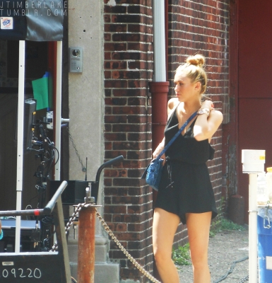 MileysPiercing_'s tweet photo. Miley Cyrus On Set Of Paranoia In Philadelphia. http://t.co/hfAkRDm4