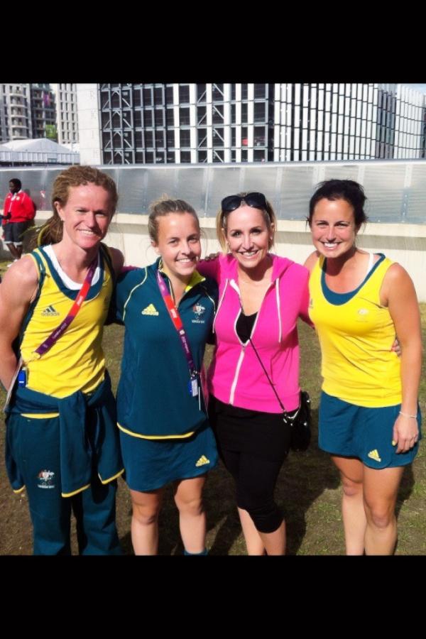 fifi_box's tweet photo. If I stand with the Hockeyroos I'm pretty sure that makes me an Olympian yeah? http://t.co/7CRp5a5E
