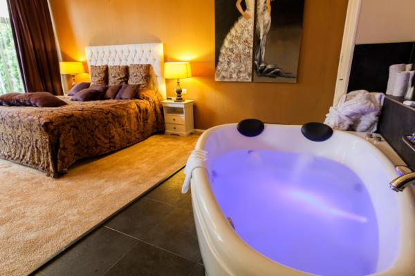 Gun uzelf de luxe van onze #bruidsuite in het <a href="/vansminiahuys/">Van Sminia Huys</a>. Deze zomer extra voordelig te reserveren vanaf € 79,50pp