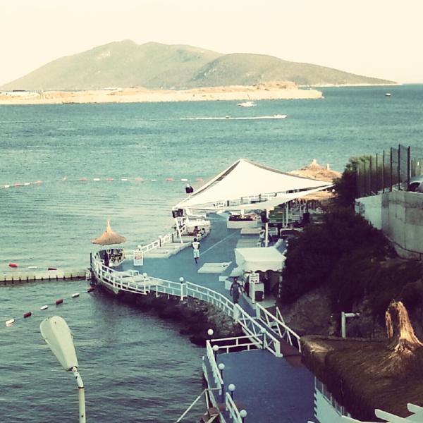 gozbii's tweet photo. tek kelimeyle bodrumun en iyisi en eglncelisi muzik yemek servis hersey harika ! @EscapeBeach1 http://t.co/BElXyfdj