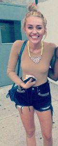 MileysPiercing_'s tweet photo. Miley always looks gorgerous. http://t.co/dIcqjGlu