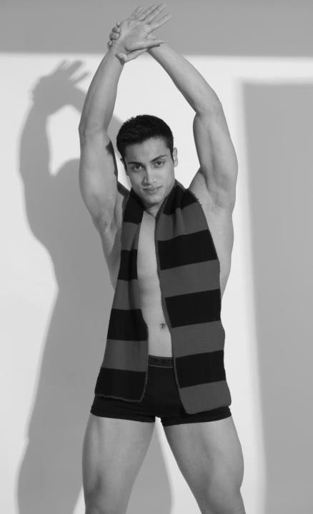 GAYS_CHILE's tweet photo. un pequeño regalo como dia miercoles  el es Angelo Souza es lindo o no? http://t.co/DXOFmYpY