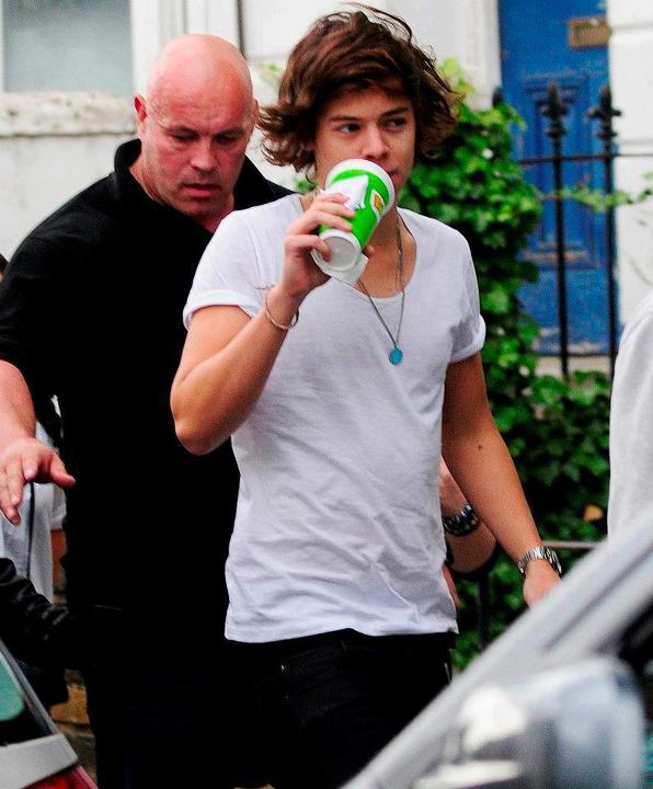 iLive4HarryS's tweet photo. @Harry_Styles I want to be that straw! ;) http://t.co/F387mshM