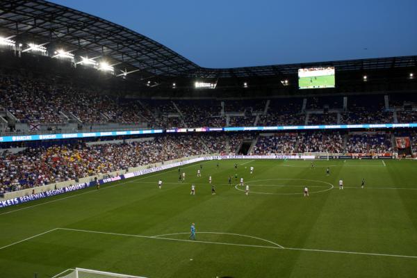 ismael02's tweet photo. Foto de anoche, viendo como los Red Bulls caian 1-2 con el Tottenham! gran match! http://t.co/GUBeAfam