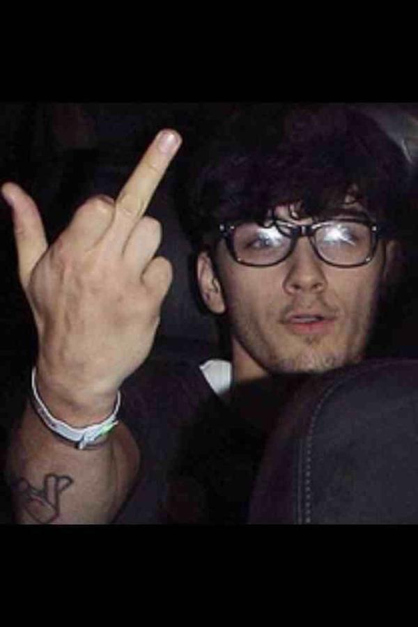 zaynmalikarmy's tweet photo. Zayns a right badass, first he acts on icarly now this http://t.co/n9S3Rqk9