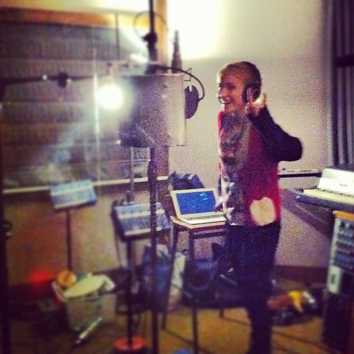 flamebegins's tweet photo. New photo of Hayley in the studio http://t.co/vbmY55JA