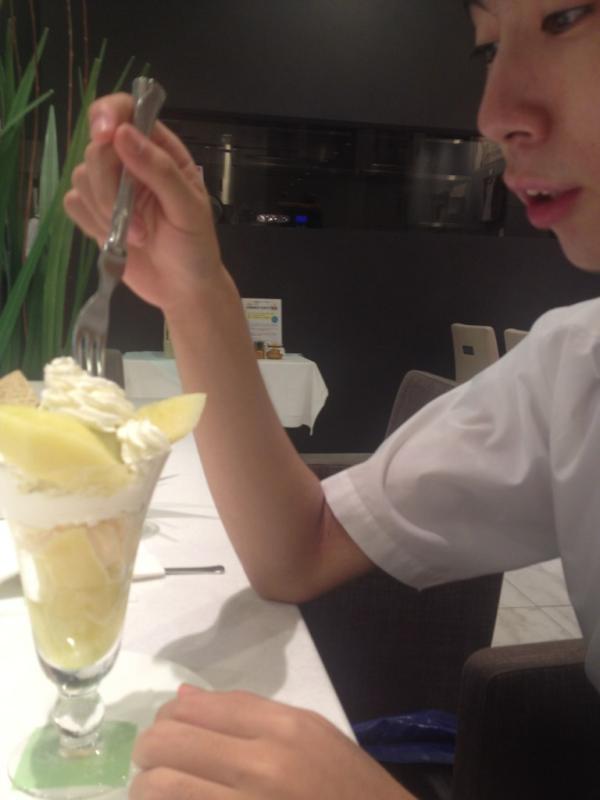 ChiyoPuu's tweet photo. 息子とマスクメロンパフェなう http://t.co/FRb8ohSv