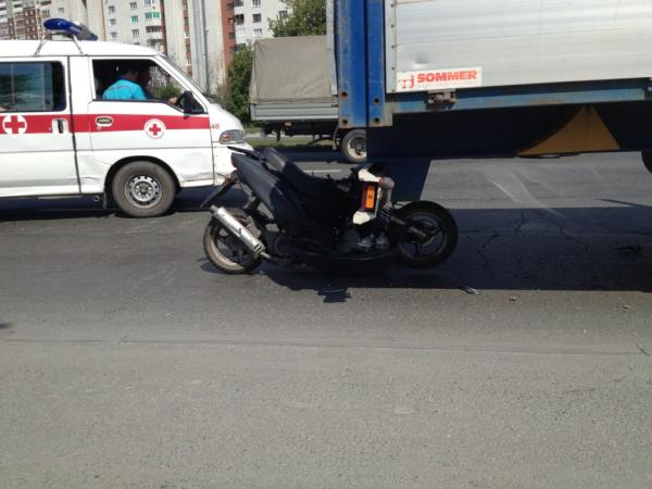 Staskru's tweet image. Скутер под фурой