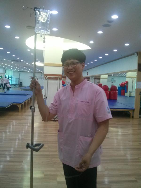 redface008's tweet photo. 무더위에 링거맞고 실성한
승동샘~ 
지못미 http://t.co/tKjM8Byr