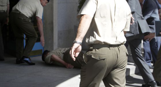 [FOTO] La monarquía se desploma.