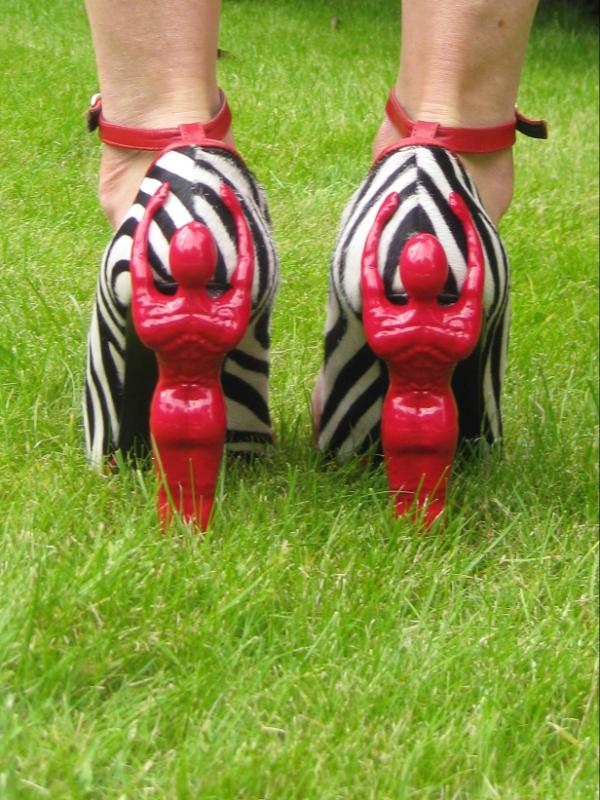 HollyHelt's tweet photo. #JuliaTuck's #Stilettos making an appearance at Wimbledon to cheer on @Andy_Murray at the #Olympics! GO ANDY! http://t.co/fB1JZ84B