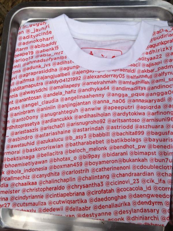 "<a href="/pandji/">Pandji Pragiwaksono</a>: Kaos ini berisikan akun2 twitter yg uda ngetweet #indonesiasemangat :) #spon "