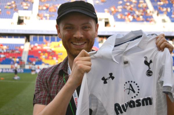 SpursOfficial's tweet photo. And here’s… Jonny Buckland of @Coldplay at the New York Red Bulls match with our new kit! http://t.co/izXlsvEA