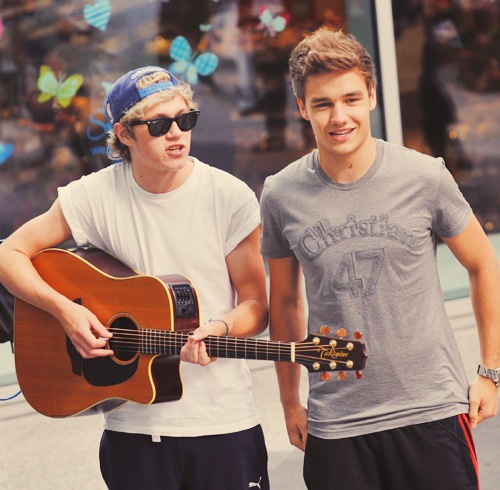 jbieberteam's tweet photo. RT if u love NIAM :) http://t.co/V1X9o8W1
