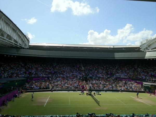 jrambur's tweet photo. Clear skies at Wimbledon Centre Court, Federer vs Isner about to start #olympics #tennis http://t.co/QUWGesoS